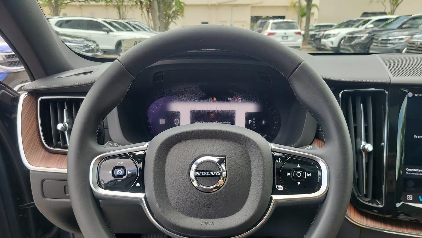 2024 Volvo XC60 B5 Ultimate Dark Theme