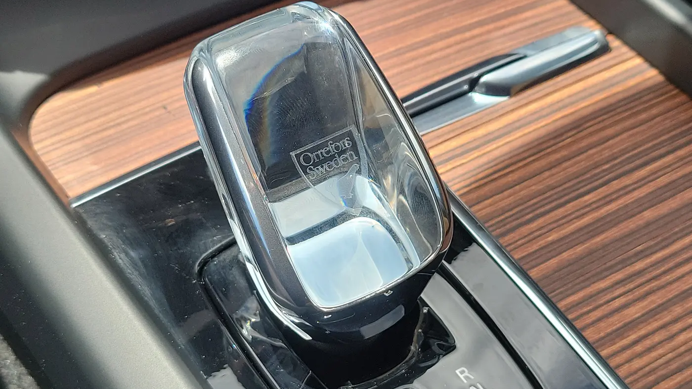 2024 Volvo XC60 B5 Ultimate Dark Theme