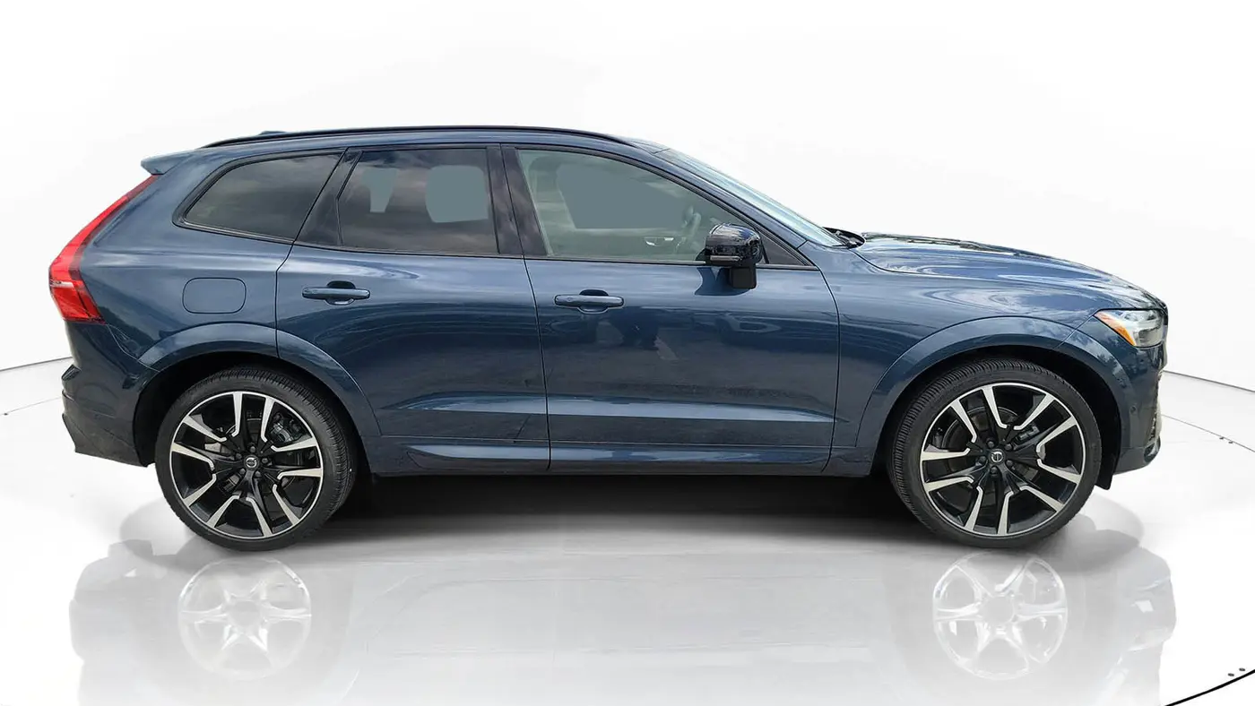 2024 Volvo XC60 B5 Ultimate Dark Theme