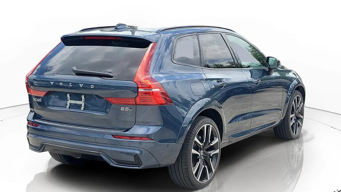 2024 Volvo XC60 B5 Ultimate Dark Theme