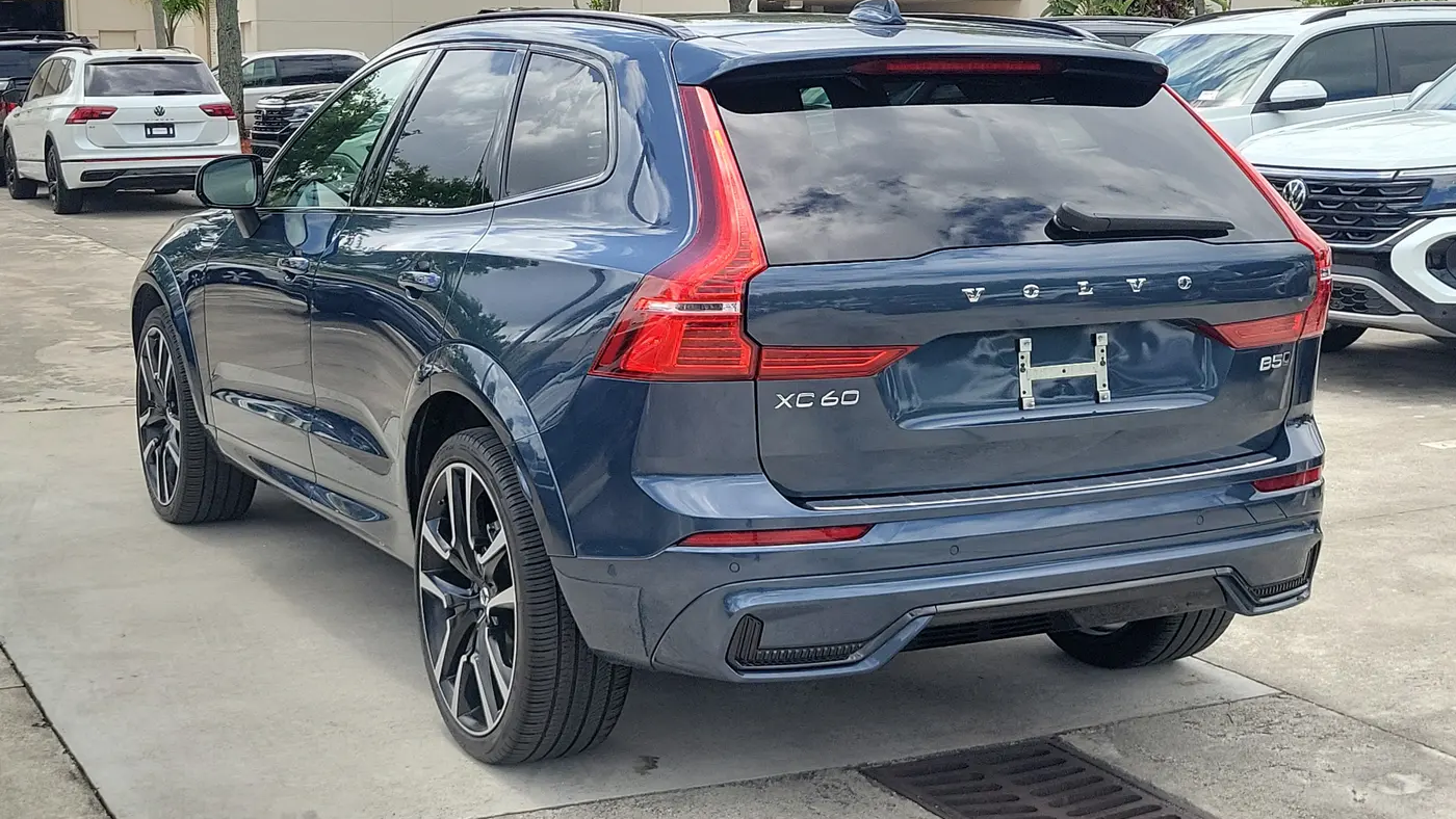 2024 Volvo XC60 B5 Ultimate Dark Theme