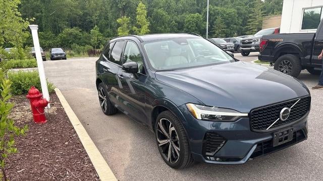 2024 Volvo XC60 B5 Ultimate Dark Theme