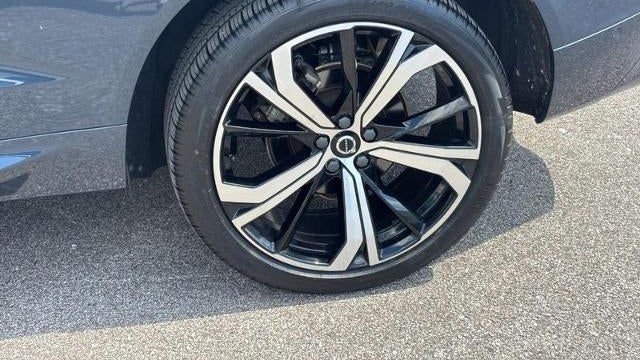 2024 Volvo XC60 B5 Ultimate Dark Theme