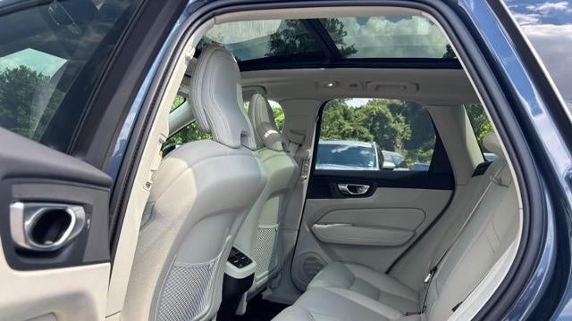 2024 Volvo XC60 B5 Ultimate Dark Theme