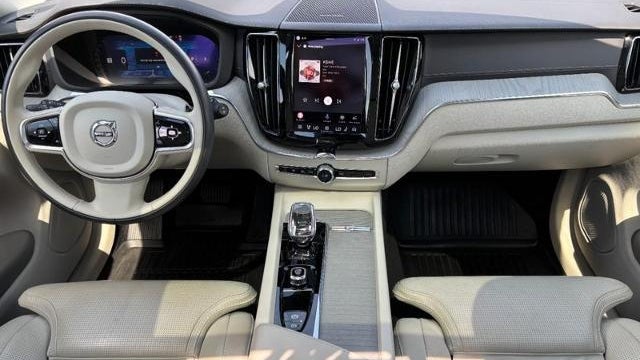 2024 Volvo XC60 B5 Ultimate Dark Theme