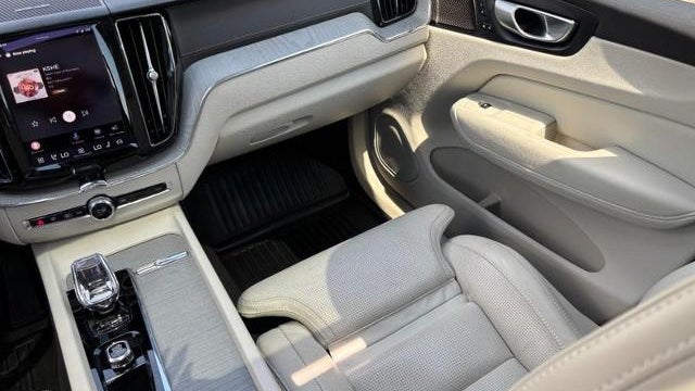 2024 Volvo XC60 B5 Ultimate Dark Theme