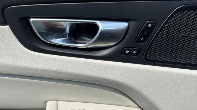2024 Volvo XC60 B5 Ultimate Dark Theme