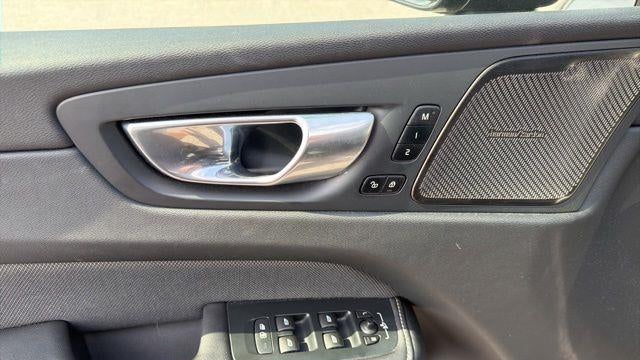 2024 Volvo XC60 B5 Ultimate Dark Theme