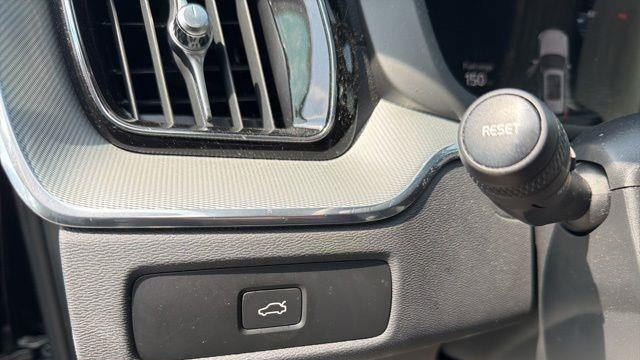 2024 Volvo XC60 B5 Ultimate Dark Theme