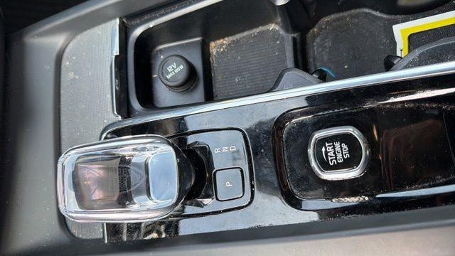 2024 Volvo XC60 B5 Ultimate Dark Theme