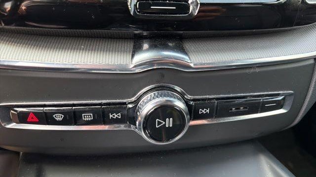 2024 Volvo XC60 B5 Ultimate Dark Theme