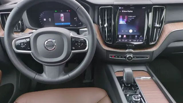 2023 Volvo XC60 B5 Plus Bright Theme