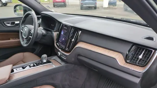 2023 Volvo XC60 B5 Plus Bright Theme