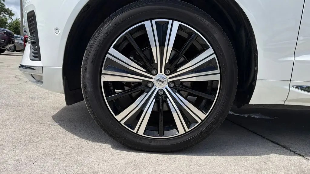 2023 Volvo XC60 B5 Plus Bright Theme
