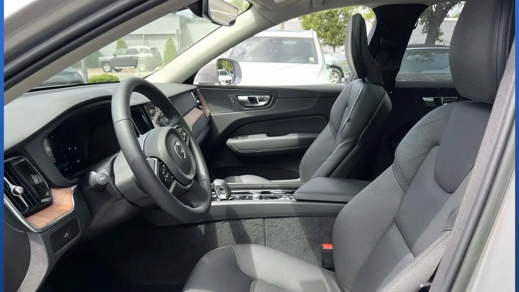 2023 Volvo XC60 B5 Plus Bright Theme