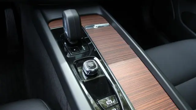 2023 Volvo XC60 B5 Plus Dark Theme