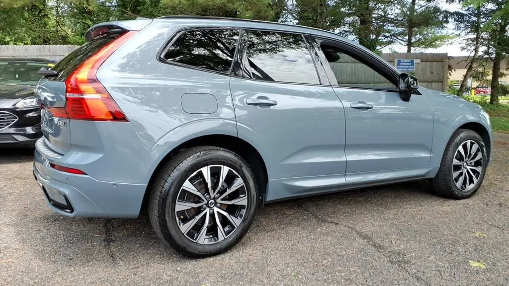 2023 Volvo XC60 B5 Plus Dark Theme