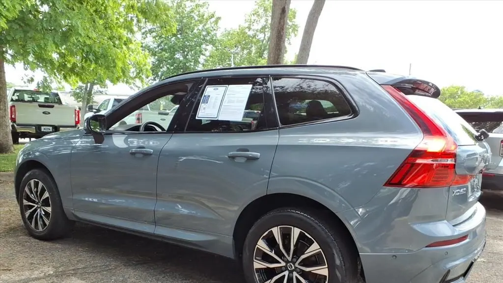 2023 Volvo XC60 B5 Plus Dark Theme