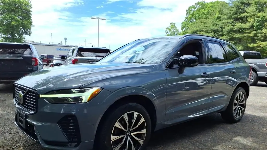 2023 Volvo XC60 B5 Plus Dark Theme