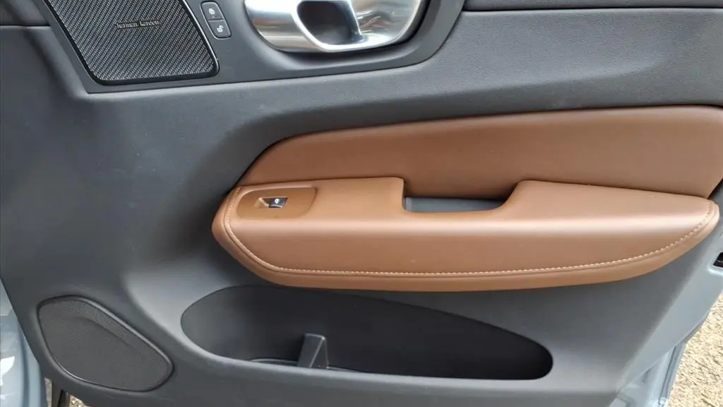 2023 Volvo XC60 B5 Plus Dark Theme