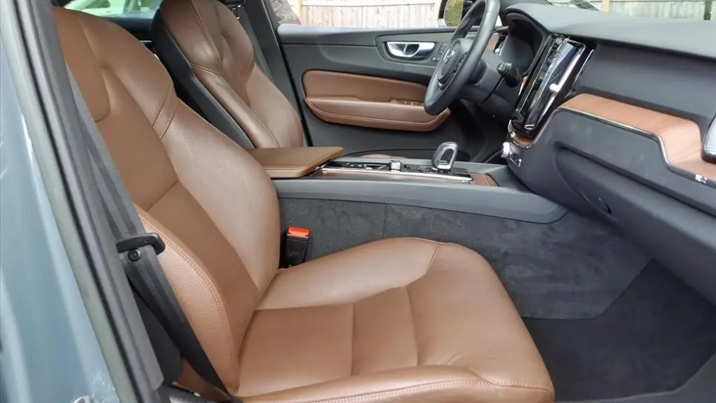 2023 Volvo XC60 B5 Plus Dark Theme