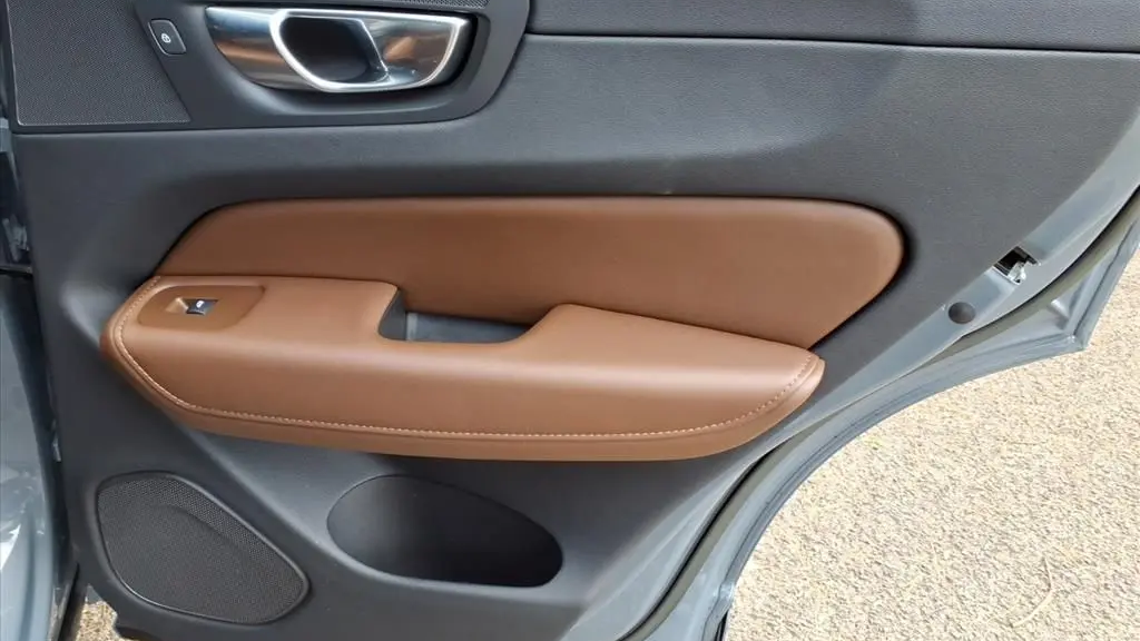 2023 Volvo XC60 B5 Plus Dark Theme