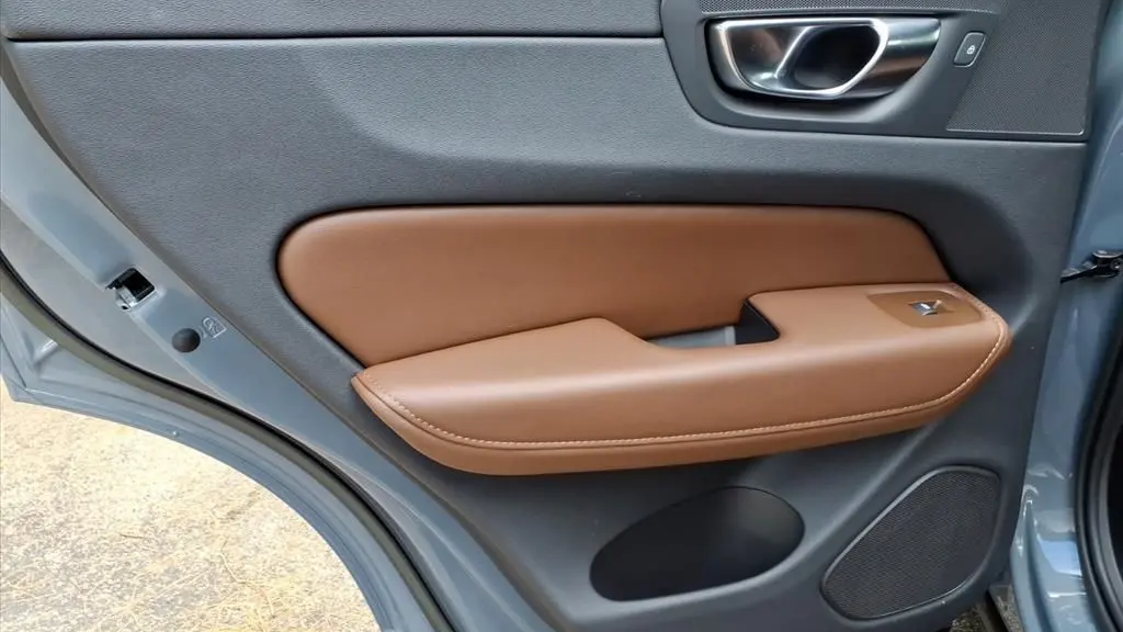 2023 Volvo XC60 B5 Plus Dark Theme