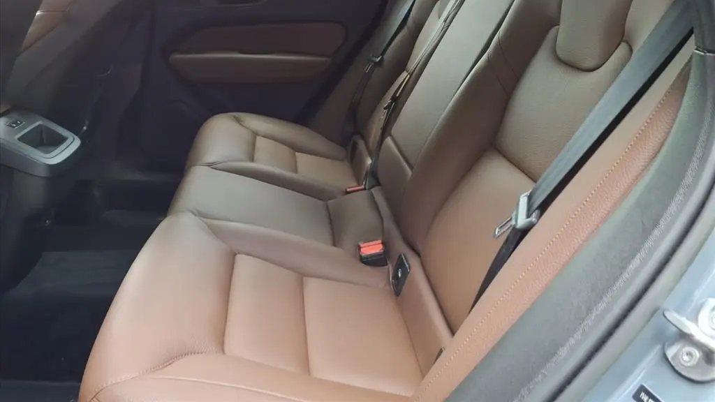 2023 Volvo XC60 B5 Plus Dark Theme
