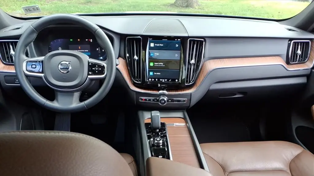 2023 Volvo XC60 B5 Plus Dark Theme