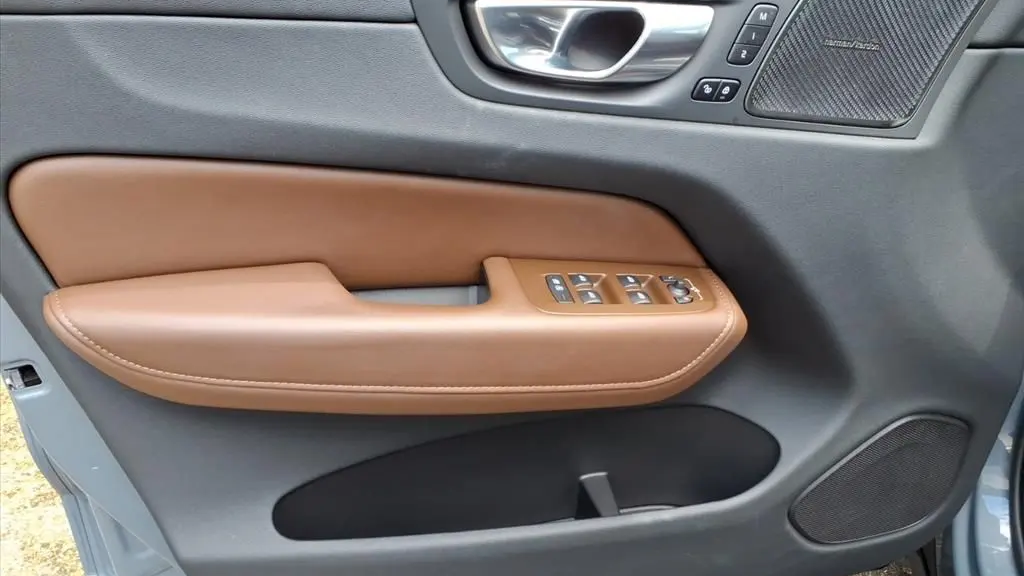 2023 Volvo XC60 B5 Plus Dark Theme