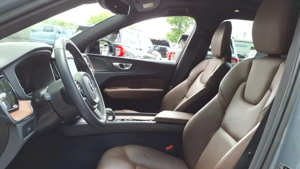 2023 Volvo XC60 B5 Plus Dark Theme