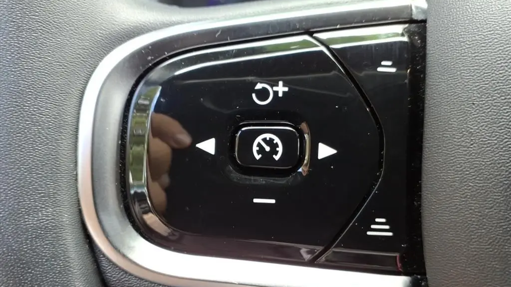 2023 Volvo XC60 B5 Plus Dark Theme