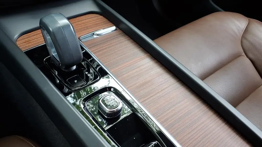 2023 Volvo XC60 B5 Plus Dark Theme