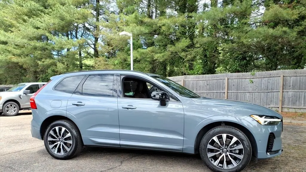2023 Volvo XC60 B5 Plus Dark Theme