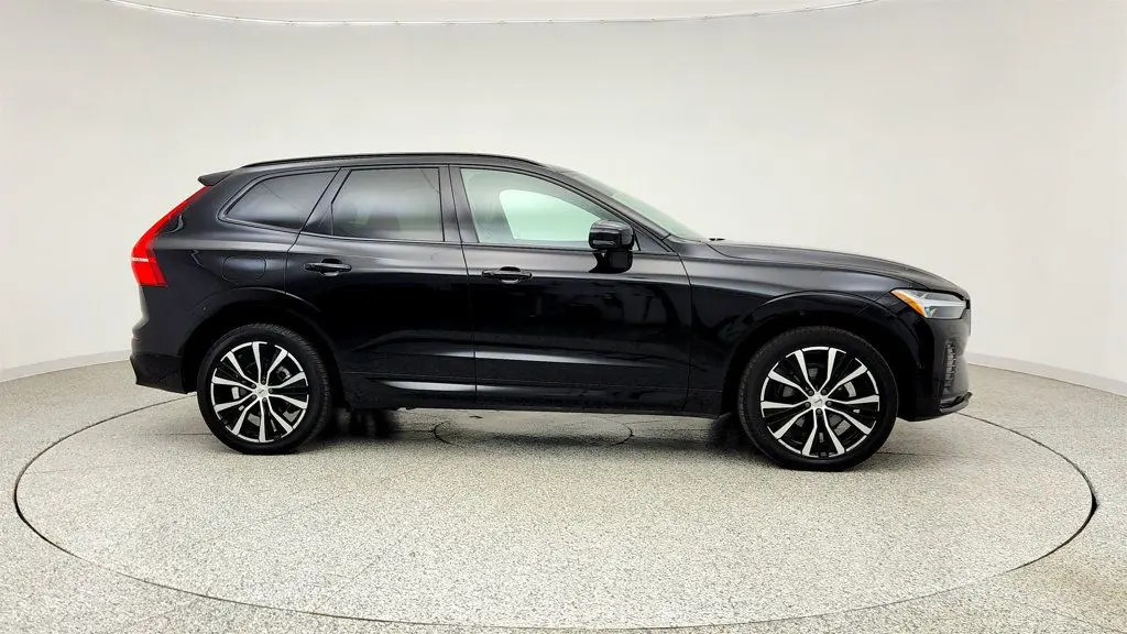 2023 Volvo XC60 B5 Plus Dark Theme