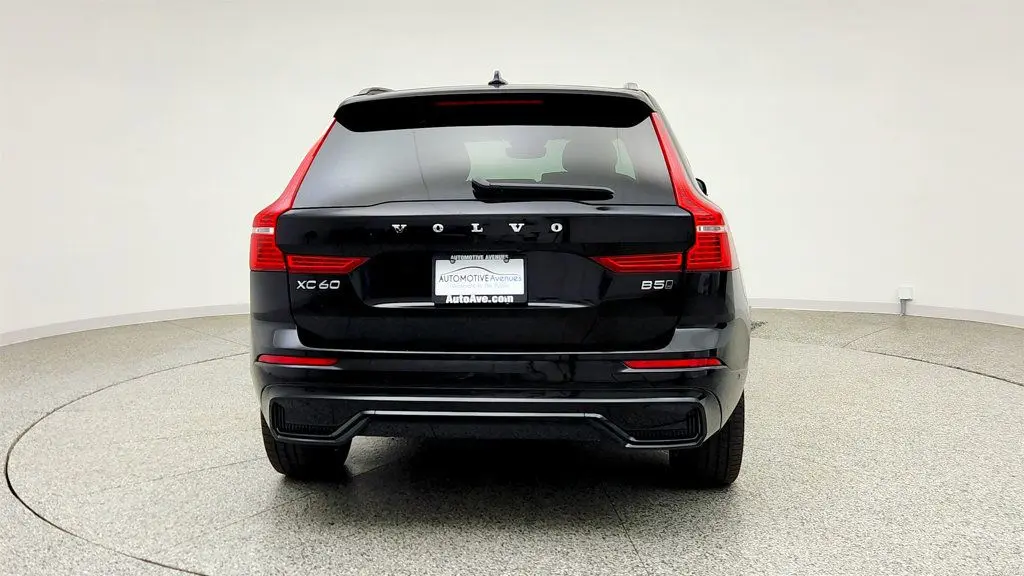 2023 Volvo XC60 B5 Plus Dark Theme