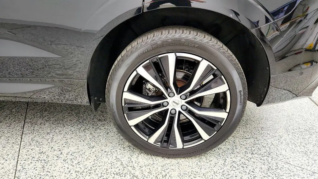 2023 Volvo XC60 B5 Plus Dark Theme