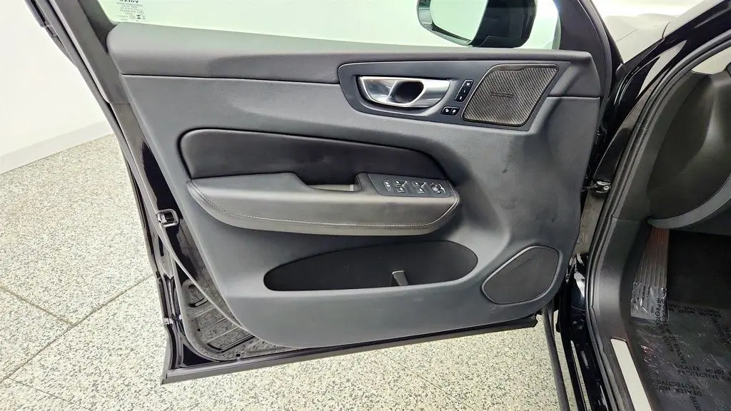 2023 Volvo XC60 B5 Plus Dark Theme