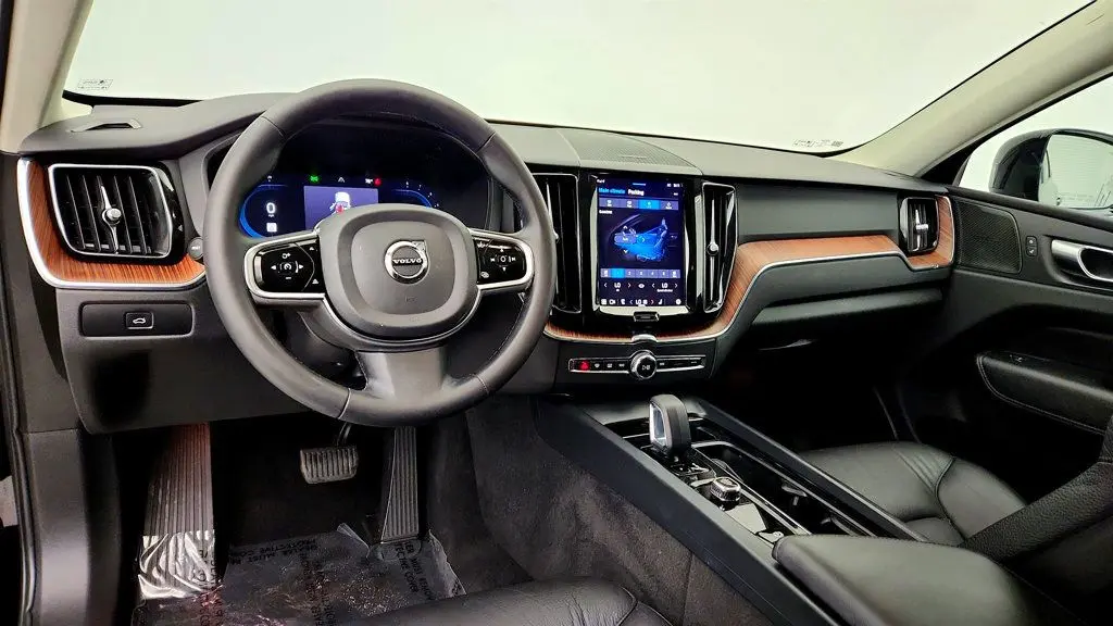 2023 Volvo XC60 B5 Plus Dark Theme