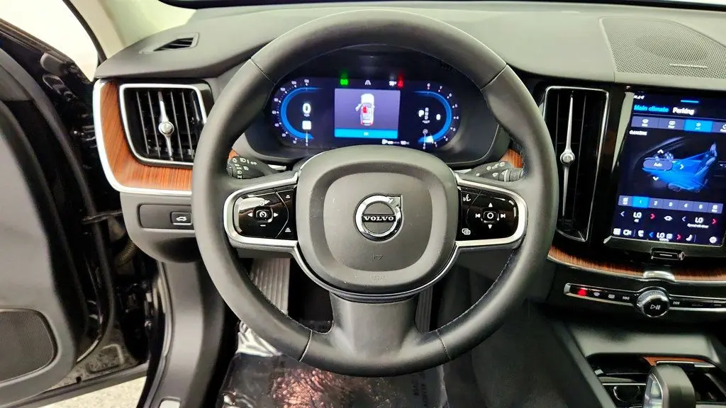 2023 Volvo XC60 B5 Plus Dark Theme