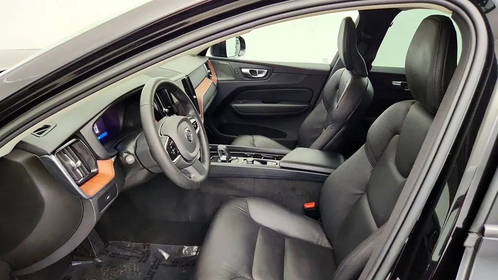2023 Volvo XC60 B5 Plus Dark Theme