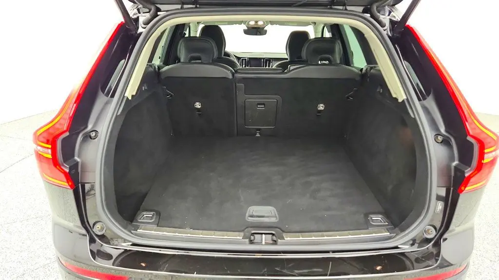 2023 Volvo XC60 B5 Plus Dark Theme
