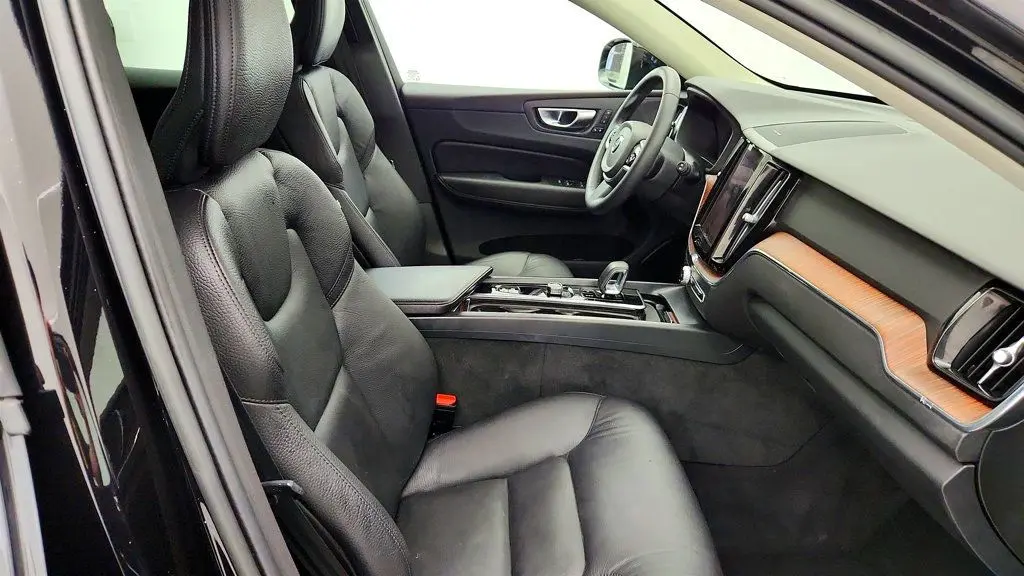 2023 Volvo XC60 B5 Plus Dark Theme