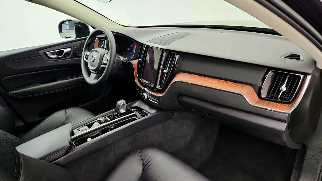 2023 Volvo XC60 B5 Plus Dark Theme