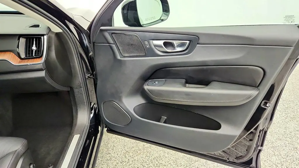 2023 Volvo XC60 B5 Plus Dark Theme