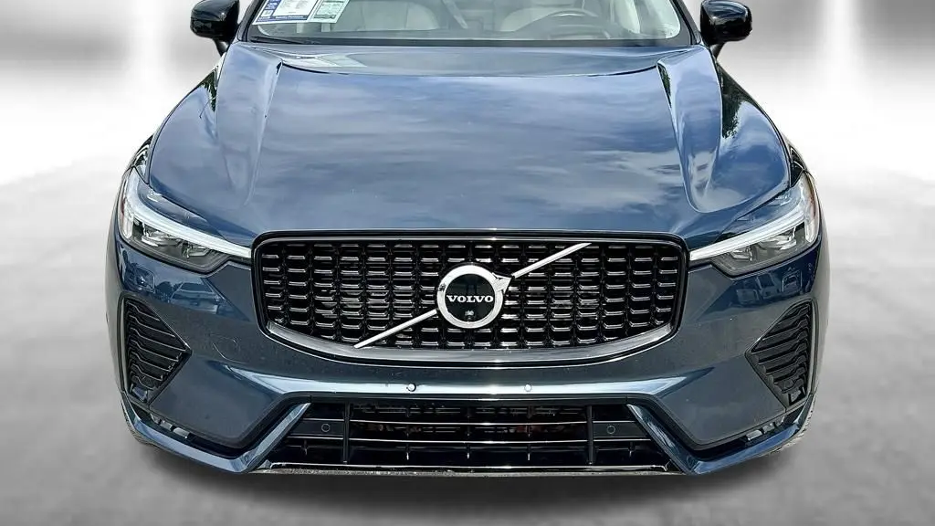 2023 Volvo XC60 B5 Ultimate Dark Theme