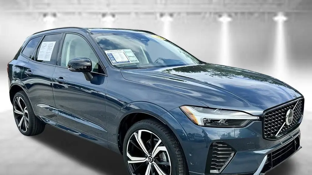 2023 Volvo XC60 B5 Ultimate Dark Theme