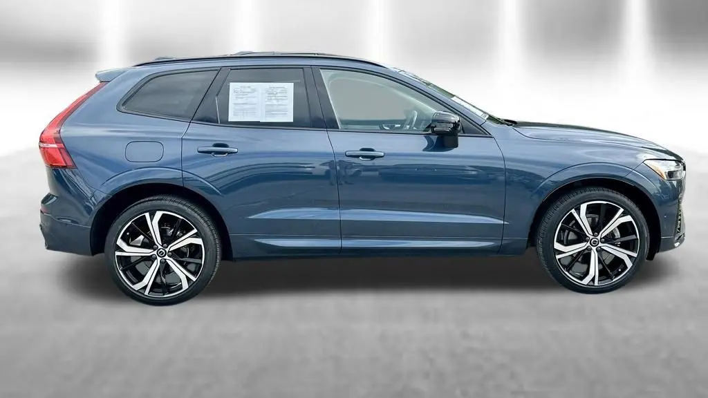 2023 Volvo XC60 B5 Ultimate Dark Theme