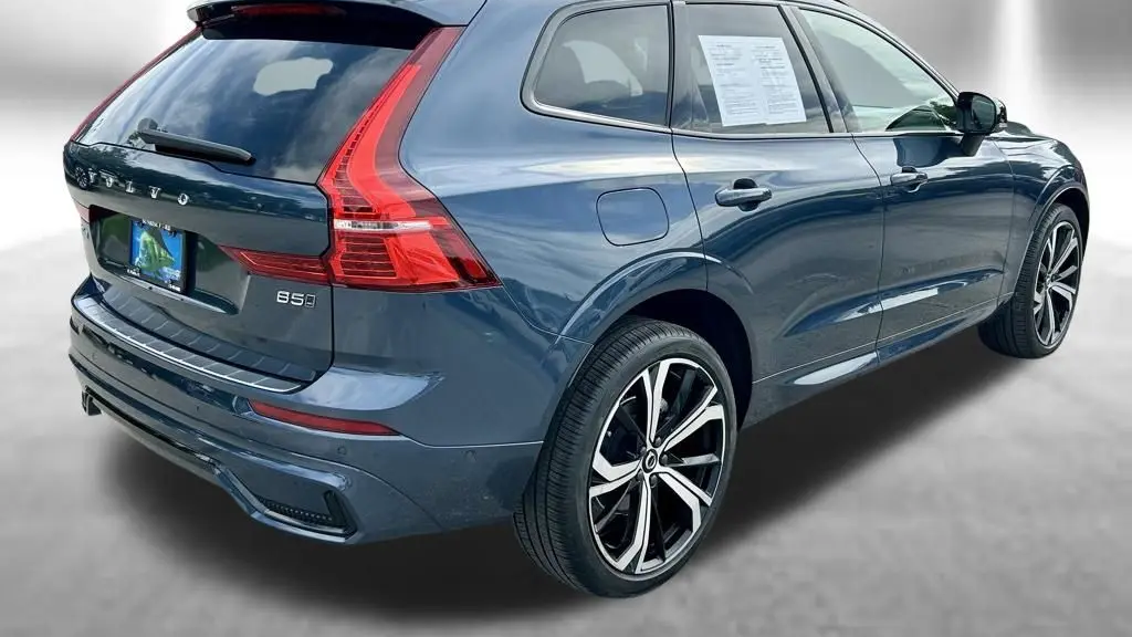 2023 Volvo XC60 B5 Ultimate Dark Theme