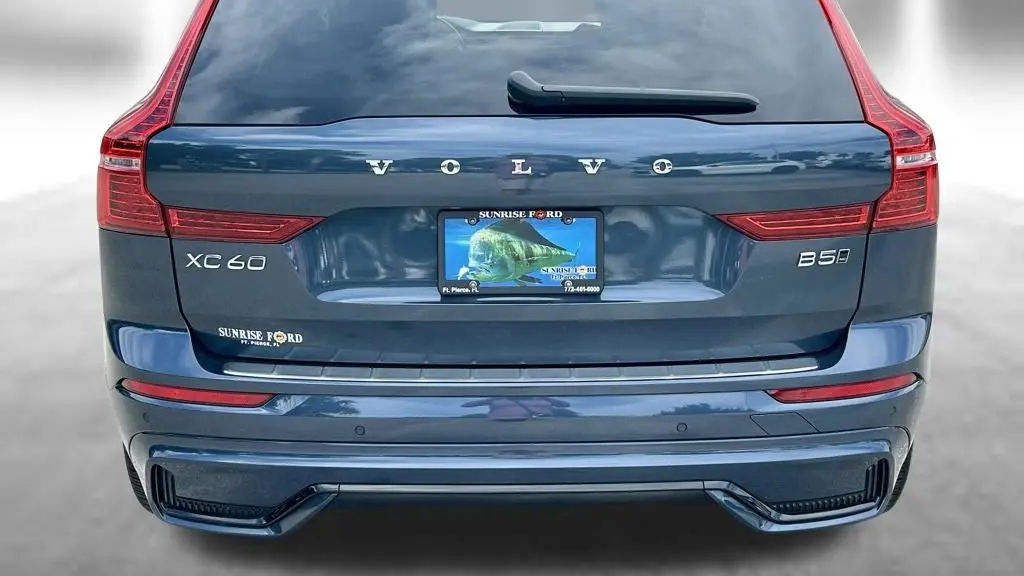 2023 Volvo XC60 B5 Ultimate Dark Theme